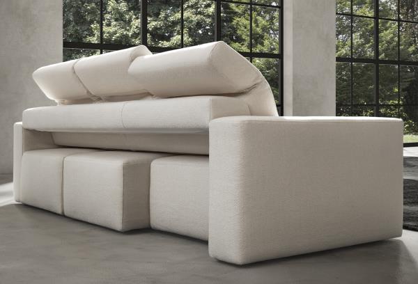 Il divano al centro della stanza