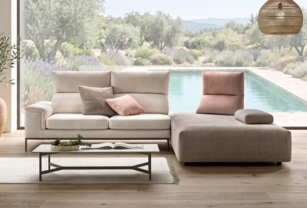 Il living in estate: luce, natura e comfort 