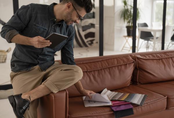 Progetta il tuo divano ideale in showroom