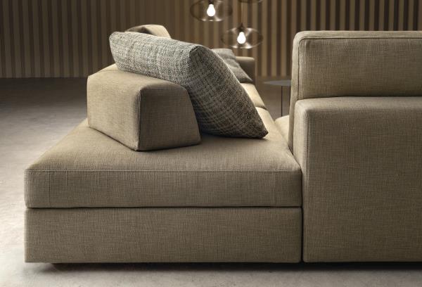 Il divano al centro della stanza