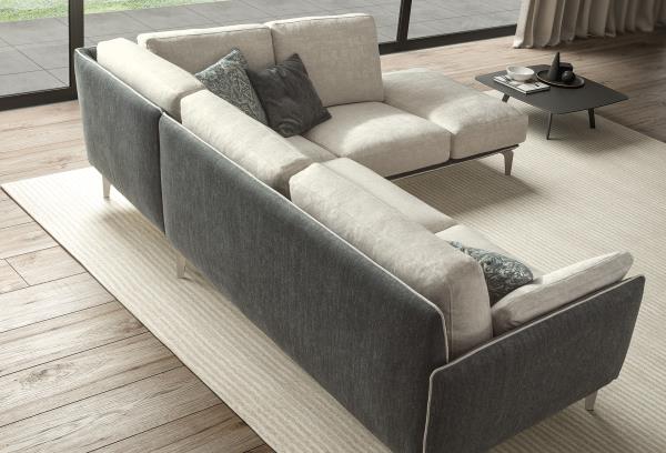 Il divano al centro della stanza