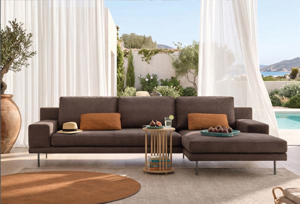 Il living in estate: luce, natura e comfort 