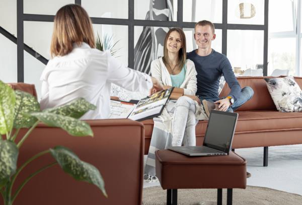 Progetta il tuo divano ideale in showroom